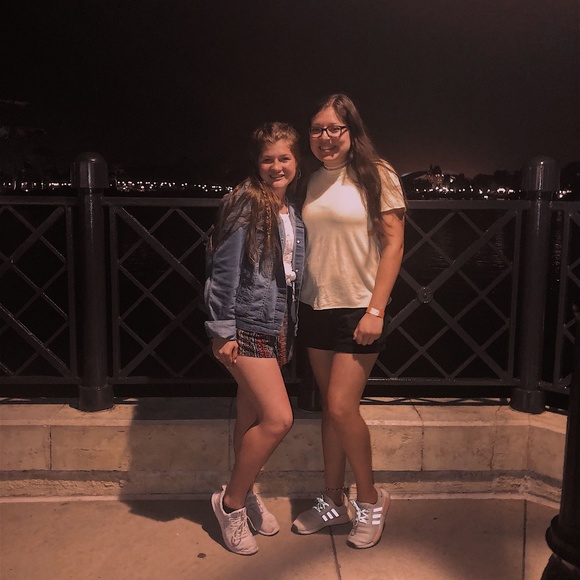 Meet your Posher, Giselle - Picture 1 of 1